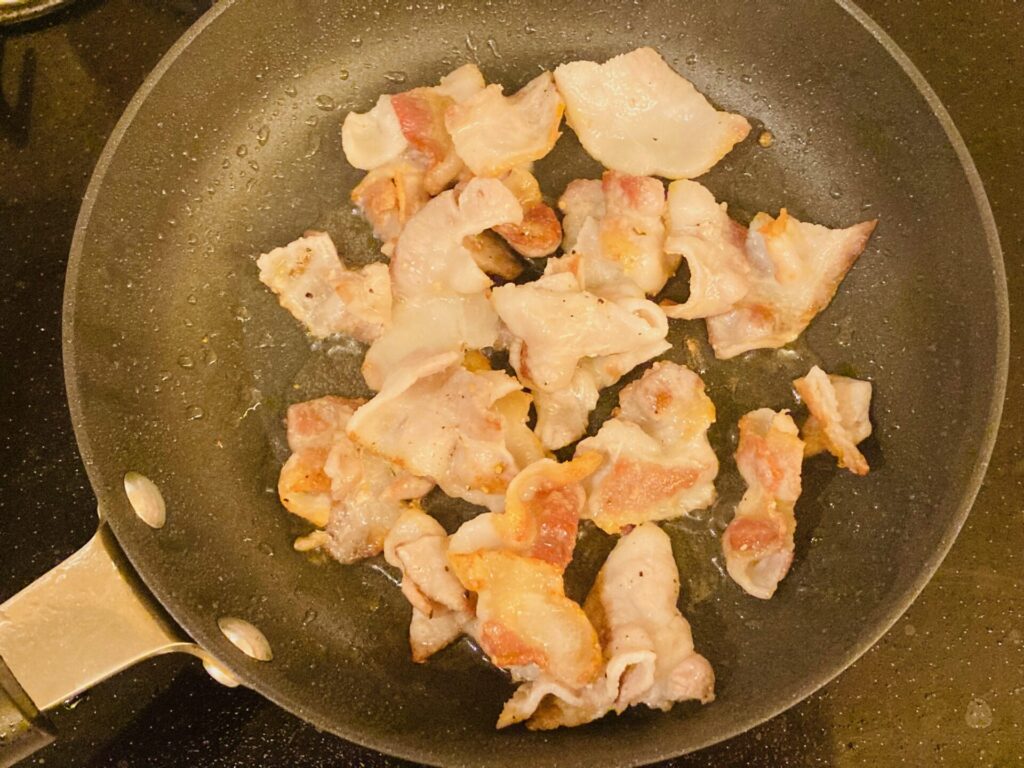 豚バラ肉を炒めます。