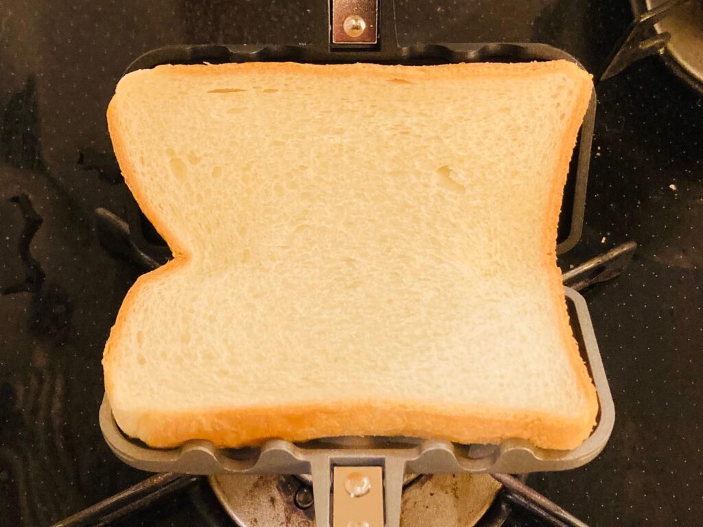 食パンをホットサンドソロに置きます。