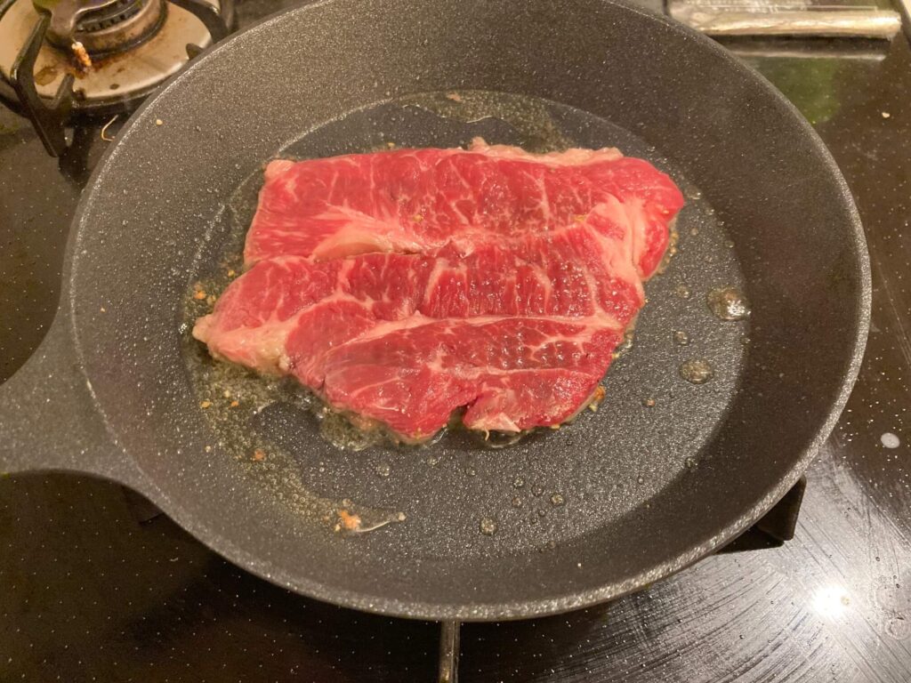 ステーキ肉を片面ずつ焼きます