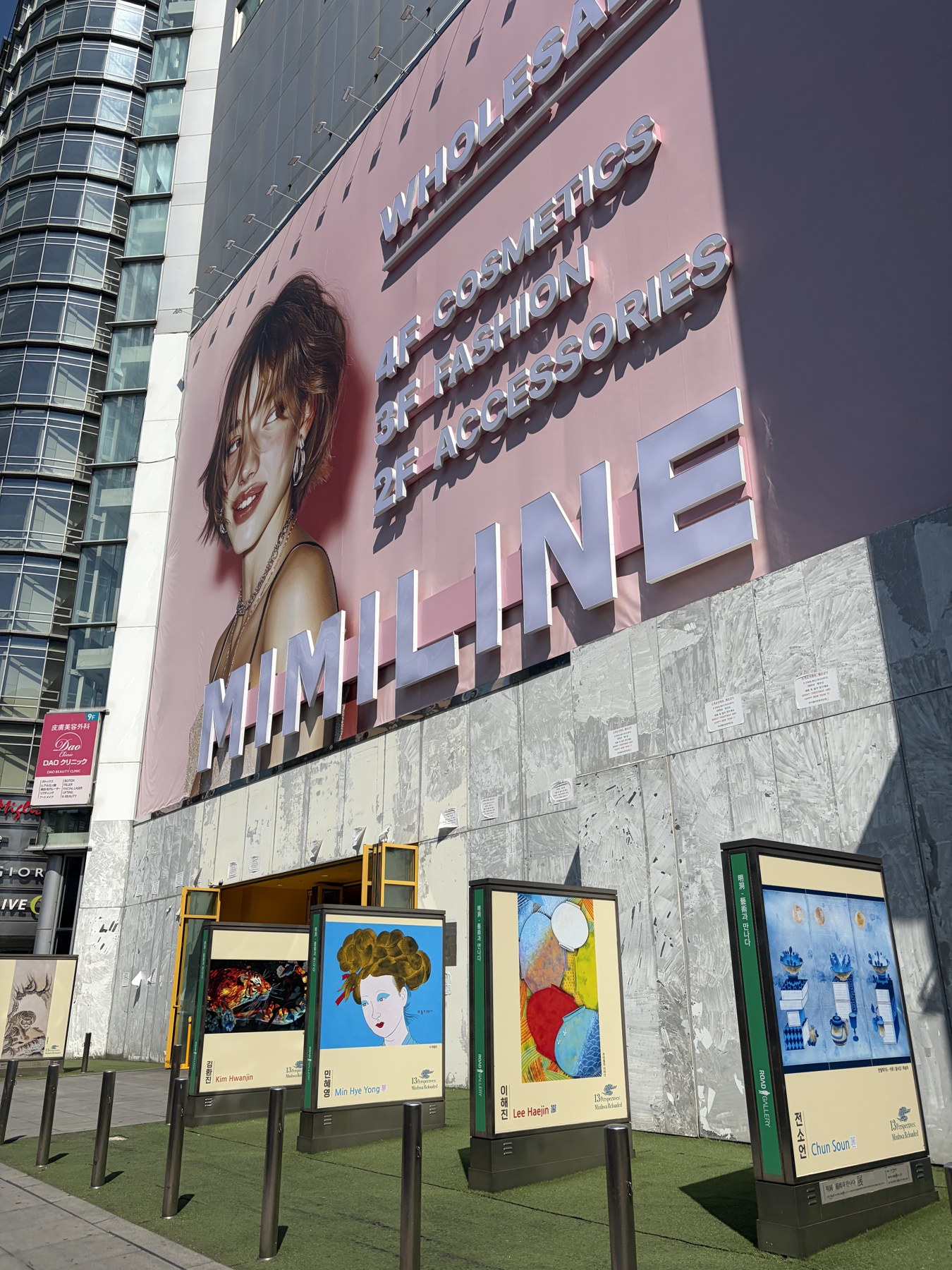 明洞のMIMILINE外観に表示されたコスメ・ファッション・アクセサリーのフロア案内