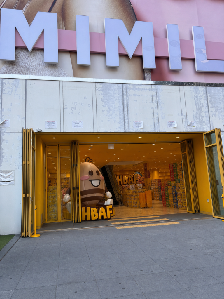 韓国ソウル明洞のMIMILINE店舗入口と大きな看板