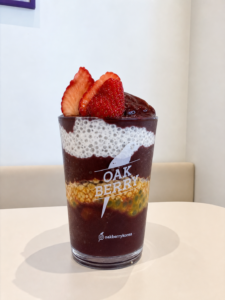 韓国・明洞のOAKBERRYで食べたアサイーカップといちごのトッピング
